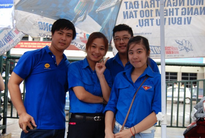 Thanh niên tình nguyện vẫn hoạt động hăng say dưới trời mưa