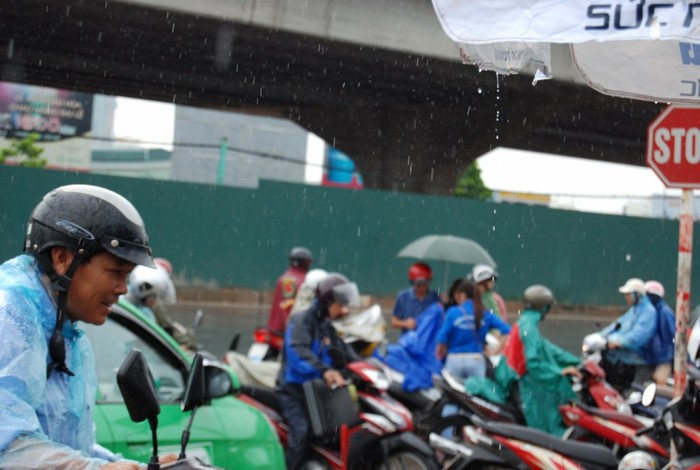 Trời mưa nhưng lượng thí sinh về Hà Nội vẫn nhiều.