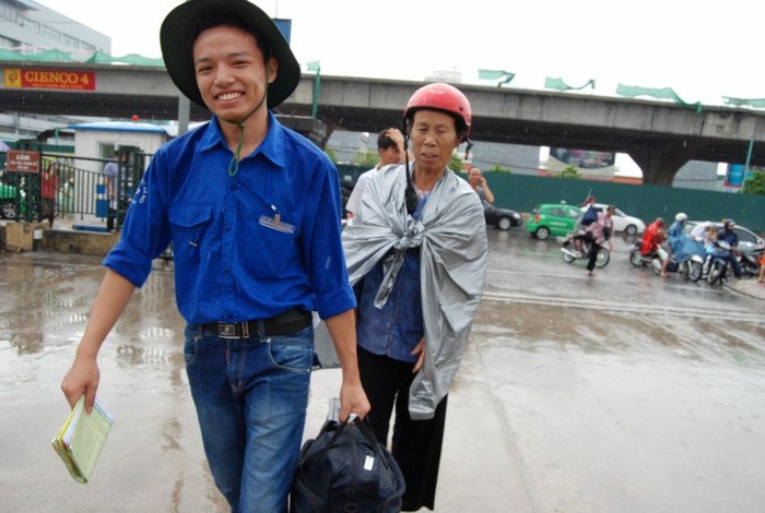 Mặc dù trời mưa tầm tã cả buổi sáng nhưng sinh viên tình nguyện vẫn hăng hái bê đồ, giúp đỡ người nhà thí sinh.