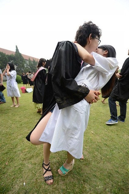 Trong lễ tốt nghiệp, sinh viên Trường Đại học Dương Châu (Trung Quốc) đã có buổi chụp ảnh tốt nghiệp bằng những tư thế... "khó đỡ" >> KÝ TÚC XÁ "ĐỘC NHẤT VÔ NHỊ" TRÊN THẾ GIỚI >> NHỮNG BÀI VĂN LẠ KHIẾN CƯ DÂN MẠNG "PHÁT SỐT"