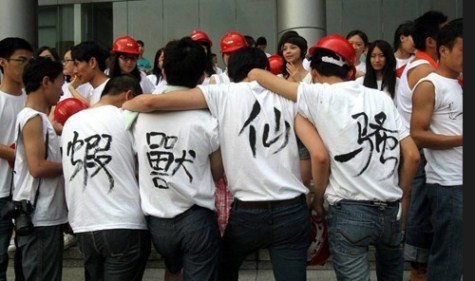 Sinh viên Trung Quốc thể hiện sự hài hước quá trớn khi ghi những dòng chữ nhạy cảm, tên hàng hiệu quốc tế viết ngược lên trang phục, phụ kiện của mình. Hành vi này của họ bị đánh giá là thiếu nhân phẩm và lòng yêu nước. >> KÝ TÚC XÁ "ĐỘC NHẤT VÔ NHỊ" TRÊN THẾ GIỚI >> NHỮNG BÀI VĂN LẠ KHIẾN CƯ DÂN MẠNG "PHÁT SỐT"