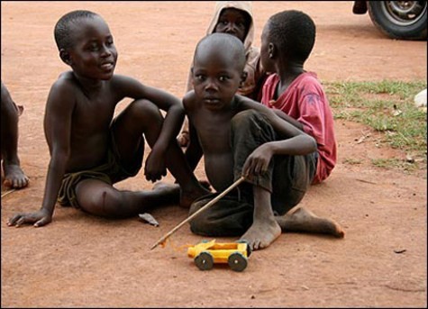 Những chiếc xe đồ chơi phổ biến của trẻ em nghèo châu Phi được làm từ... chai NHỮNG NGƯỜI NỔI TIẾNG ĐÃ TỪNG...TRƯỢT ĐẠI HỌC NHỮNG TRÒ ĐÙA...QUÁI ĐẢN CHỈ CÓ HỌC SINH MỚI NGHĨ RA