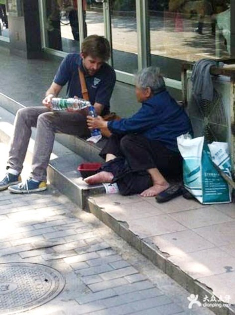 Bức ảnh một người đàn ông trẻ đã chia phần khoai tây chiên, nước uống của mình cho một bà cụ ăn mày đang ngồi trên vỉa hè bên ngoài cửa hàng McDonald’s ở Nam Kinh, Trung Quốc. >> CHÙM ẢNH: NÉT NGỘ NGĨNH CỦA TRẺ VỚI NGÀY HỘI ĐỌC SÁCH >> CHÙM ẢNH: XÓT XA NHÌN NHỮNG ĐỒ CHƠI NGHÈO CỦA TRẺ EM CHÂU PHI