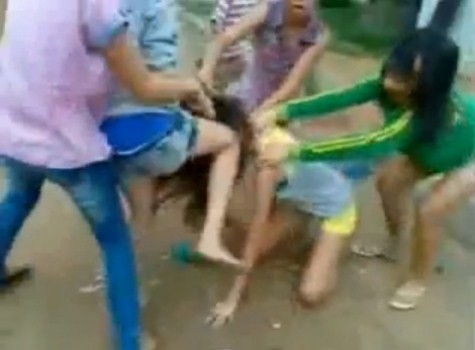 Đây là hình ảnh được cắt ra từ clip 2 nữ sinh đánh nhau dưới gầm cầu khiến cho cư dân mạng xôn xao >> NỮ SINH KHOE THÂN PHẢN CẢM TRONG ÁO DÀI >> GIỚI TRẺ NÔ NỨC ĐẠP XE HƯỞNG ỨNG NGÀY HỘI YOUTH DAY 2012