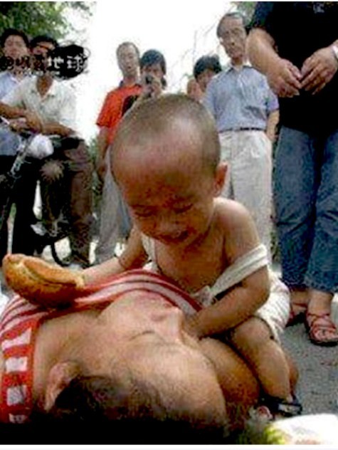 Hình ảnh em bé người Myanmar hai tuổi ngồi khóc bên xác mẹ, trên tay vẫn cầm chiếc bánh mì. Mẹ em bị tai nạn và qua đời trên đường thăm chồng đang nằm viện gây xúc động mạnh cư dân mạng. >>Học sinh trường Amsterdam phát sốt vì cô giáo 9x >>Học sinh TPHCM nhở nhơ phóng xe phân khối lớn