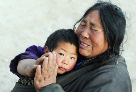Em bé Tây Tạng bình yên trong vòng tay mẹ, dù mẹ em rất lo lắng tìm miếng cơm ở khu vực "siêu nghèo" của Trung Quốc. >>Học sinh trường Amsterdam phát sốt vì cô giáo 9x >>Học sinh TPHCM nhở nhơ phóng xe phân khối lớn