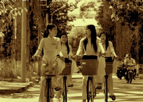 Chiếc áo dài dần được khôi phục tại các trường học lân cận. Trong thập niên 90, áo dài chính thức được công nhận là đồng phục nữ sinh đẹp nhất Việt Nam. Hình ảnh áo dài trắng cùng nữ sinh tới trường ngày một phổ biến hơn. >> CHÙM ẢNH: NỮ SINH ĐẸP RẠNG NGỜI NGÀY KHAI GIẢNG >> NHỮNG VĨ NHÂN CỨNG ĐẦU, PHẢN KHÁNG LÀM THAY ĐỔI THẾ GIỚI