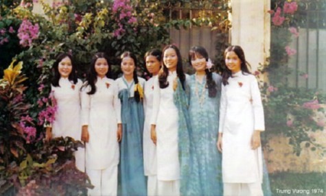 Ảnh chụp những nữ sinh Trường Trưng Vương trong tà áo dài duyên dáng và nữ tính năm 1974. >> CHÙM ẢNH: NỮ SINH ĐẸP RẠNG NGỜI NGÀY KHAI GIẢNG >> NHỮNG VĨ NHÂN CỨNG ĐẦU, PHẢN KHÁNG LÀM THAY ĐỔI THẾ GIỚI