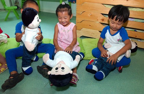 Các bé Trung Quốc trong giờ giáo dục giới tính với búp bê