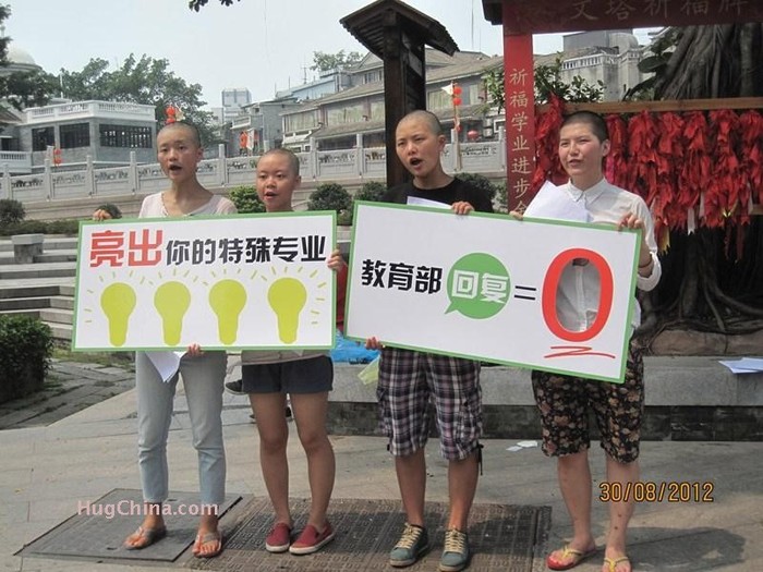 Bốn nữ sinh Trung Quốc biểu tình bằng cách cạo trọc đầu. >>Những trò lố của sinh viên Trung Quốc