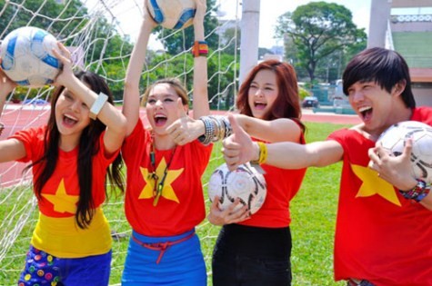 Ba thành viên nhóm nhạc nữ mang tên Lady Q tươi trẻ trong trang phục áo cờ cổ vũ đội tuyển bóng đá Việt Nam >> Hoa khôi các trường Đại học, Cao đẳng >>Nữ sinh đẹp rạng ngời ngày khai trường