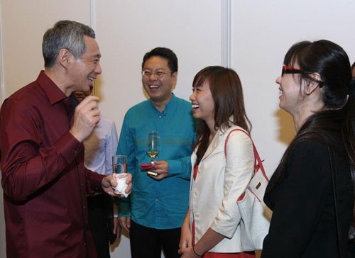 Mai (áo trắng) trò chuyện với Thủ tướng Lý Hiển Long