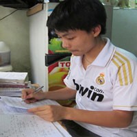 Dù hoàn cảnh khó khăn, Việt vẫn cố gắng vươn lên trong học tập