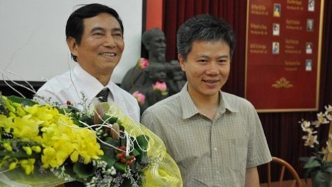GS Ngô Bảo Châu chụp chung với NGND Tôn Thân-người đã trực tiếp dạy anh môn Toán hồi còn học dưới mái trường Đồng Khánh.