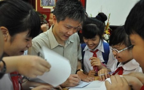 GS Ngô Bảo Châu ký tặng vào vở cho các học trò Trường THCS Trưng Vương.