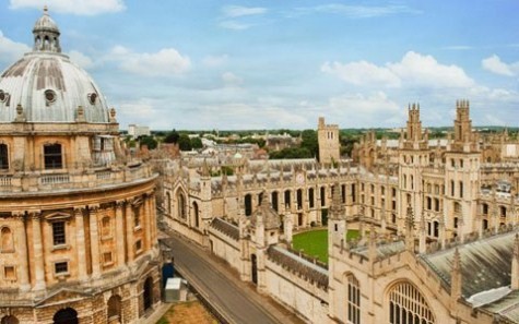 Ngọn tháp vàng thơ mộng của ĐH Oxford, Anh đã truyền cảm hứng cho nhiều thế hệ sinh viên. Điểm nổi bật trong kiến trúc của trường này là Radcliffe Camera từ thế kỉ 18, thư viện Bodleian và Magdalen College. >> Chùm ảnh: Nét hồn nhiên của các bé khiếm thính ngày tựu trường >> Chùm ảnh: Giới trẻ Hà Thành chào Quốc khánh bằng đàn ghita >>Nữ sinh đẹp rạng ngời ngày khai trường >> Rơi nước mắt, học sinh quỳ đất trong lễ tựu trường