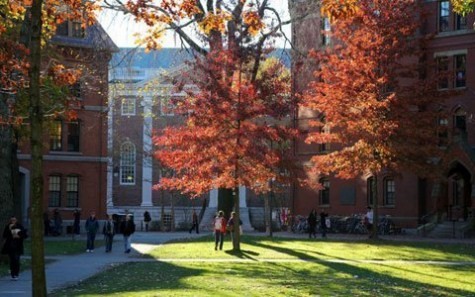 Harvard là trường đại học lâu đời của Mỹ, nổi tiếng với những tòa nhà gạch đỏ và khoảng sân đầy cây. Tòa nhà lâu đời nhất của Harvard là Massachusetts Hall. >> Chùm ảnh: Nét hồn nhiên của các bé khiếm thính ngày tựu trường >> Chùm ảnh: Giới trẻ Hà Thành chào Quốc khánh bằng đàn ghita >>Nữ sinh đẹp rạng ngời ngày khai trường >> Rơi nước mắt, học sinh quỳ đất trong lễ tựu trường