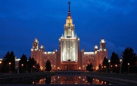Trông giống như một khách sạn sang trọng, ĐH Moscow rất đẹp, đặc biệt là vào buổi tối. Là một trong những trường đại học danh giá nhất nước Nga, tòa nhà chính của trường này được cho là ngôi trường lớn nhất thế giới. >> Chùm ảnh: Nét hồn nhiên của các bé khiếm thính ngày tựu trường >> Chùm ảnh: Giới trẻ Hà Thành chào Quốc khánh bằng đàn ghita >>Nữ sinh đẹp rạng ngời ngày khai trường >> Rơi nước mắt, học sinh quỳ đất trong lễ tựu trường