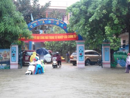 Mưa lớn kéo dài khiến nhiều trường học tại Nghệ An ngập trong nước.