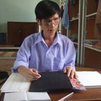 Nguyễn Văn Tý và chiếc bàn viết anh đã sử dụng gần 20 năm nay
