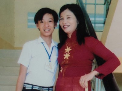 Trần Hoàng Minh và cô giáo Kim Thị Hường