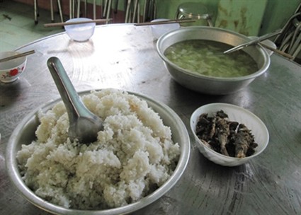 Bữa ăn của học sinh vùng cao quá đạm bạc, bữa ăn của học sinh ở TPHCM dù khá hơn song cũng ngày càng teo tóp.