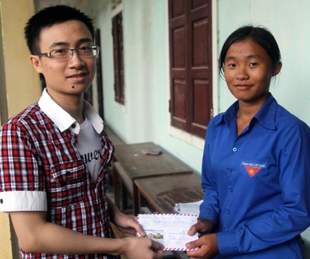 Nguyễn Trung Dũng đại diện cho CLB Thắp sáng niềm tin đã đến Trường ĐH Vinh trao 3 triệu đồng tới em Vi Thị Tâm.
