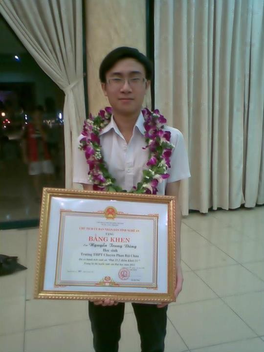 Nguyễn Trung Dũng trong lễ trao thưởng HSG Quốc gia và đoạt điểm cao trong kỳ thi ĐH của TP Nghệ An