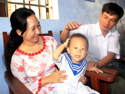 Vợ chồng cô giáo Nhung và con trai út học mẫu giáo ở đảo Trường Sa Lớn.