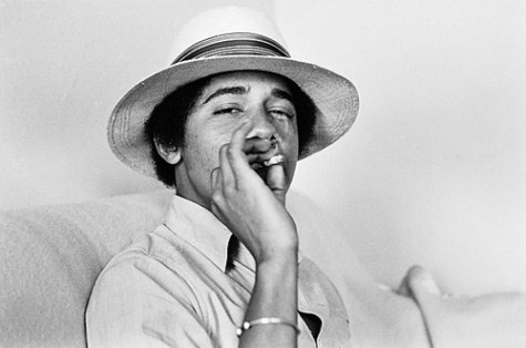 Năm 1980, Obama đến Los Angeles, học tại trường Cao đẳng Occidental (Occidental College) trong hai năm, rồi sau đó chuyển sang New York và theo học tại ĐH Columbia, môn Khoa học Chính trị, chuyên ngành Quan hệ Quốc tế. >>Chủ tịch nước Trương Tấn Sang trồng cây lưu niệm tại ĐH KHXH &NV >>Những hình ảnh đẹp nhất Lễ khai giảng 2012 >>Nét hồn nhiên của các bé khiếm thính ngày khai trường