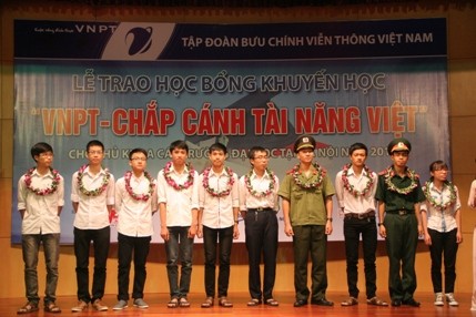 Thủ khoa và các sinh viên có hoàn cảnh khó khăn nhận được học bổng "Chắp cánh tài năng Việt".