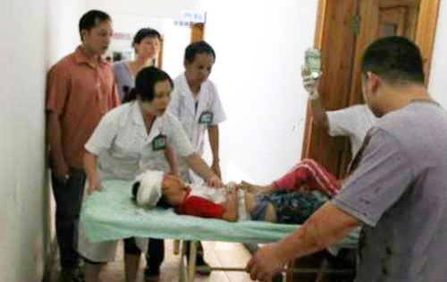 Một học sinh bị thương được đưa vào bệnh viện