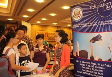 Phụ huynh, học sinh tìm hiểu thông tin du học Mỹ tại Trung tâm Tư vấn giáo dục Mỹ (EducationUSA) thuộc Tổng Lãnh sự quán Mỹ tại TP.HCM.
