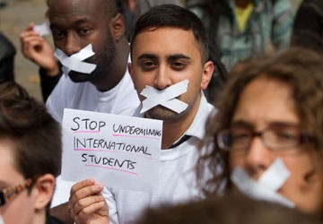 SV Trường ĐH London Metropolitan tụ tập tại Downing Street phản đối chính phủ về việc hơn 2.000 SV nước ngoài có thể bị trục xuất khỏi Anh.