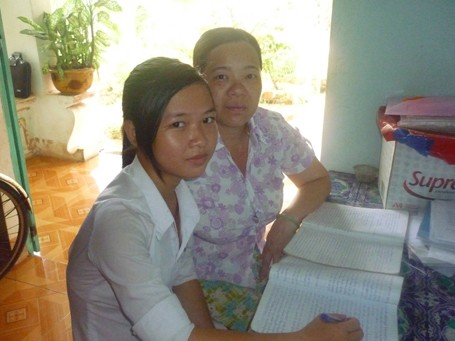 Huỳnh Thị Mỹ Linh (bên trái) và cô giáo bồi dưỡng môn lịch sử cho em.