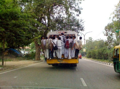 Học sinh ở New Delhi (Ấn Độ) hàng ngày phải bám đằng sau những chiếc xe buýt để đi đến trường như những kẻ lang thang. Lý do vì phương tiện giao thông công cộng ở đây quá ít, và xe cũng nhỏ, không đủ chỗ ngồi cho các bạn. Thật nguy hiểm nếu như có bạn nào bất cẩn rơi xuống, bởi xe luôn chạy rất nhanh và trên đường còn có rất nhiều phương tiện khác đang lưu thông. Chùm ảnh: Tìm giải pháp cải thiện khả năng học hỏi của trẻ Chùm ảnh: Chủ tịch nước trồng cây lưu niệm tại Trường ĐH KHXH & NV Chùm ảnh: Học sinh Hà Nội co ro trong cái lạnh đầu mùa