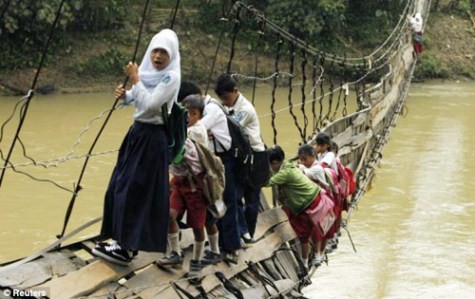 Tại Lebak (Indonesia), một cây cầu bắc ngang qua sông Ciberang đã bị đứt một bên dây cáp và rất chênh vênh, nguy hiểm. Thế nhưng, đây lại là con đường duy nhất để các bạn học sinh đến trường. Các bạn chỉ còn biết chọn cách bám víu vào những sợi dây cáp mỏng manh còn lại để có thể qua sông. Bên dưới là dòng nước đang chảy siết và bất cứ ai cũng có thể tử vong nếu rơi xuống. Chùm ảnh: Tìm giải pháp cải thiện khả năng học hỏi của trẻ Chùm ảnh: Chủ tịch nước trồng cây lưu niệm tại Trường ĐH KHXH & NV Chùm ảnh: Học sinh Hà Nội co ro trong cái lạnh đầu mùa