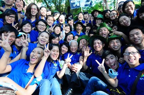 Thầy Huỳnh Thế Cuộc cùng sinh viên tình nguyện HUFLIT trong lễ ra quân chiến dịch Mùa hè xanh năm 2011.
