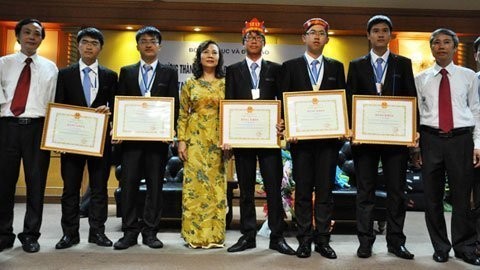 Đội tuyển Olympic Vật lý quốc tế 2012 được chào đón tại Hà Nội.