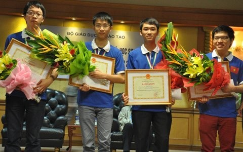 Các học sinh trong đoàn thi Olympic Tin học quốc tế của Việt Nam vừa trở về sân bay Nội Bài sáng 1/10 với thành tích 3 HCB, 1 HCĐ.