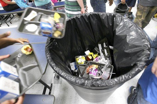 Camera ghi lại hình ảnh thức ăn thừa bị học sinh đổ vào thùng rác.