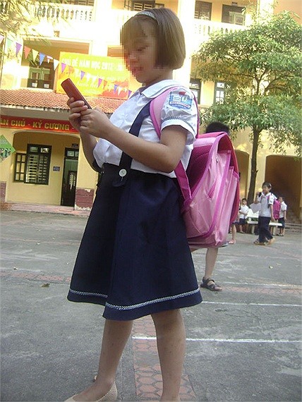 Nhiều em học sinh còn sử dụng các thiết bị di động này một cách thành thục - Ảnh chụp tại Trường tiểu học Tam Khương, Đống Đa, Hà Nội. >> Thầy giáo trẻ đẹp "gây sốt" cộng đồng mạng >> Chùm ảnh: Những nỗi khổ của học sinh Việt Nam (P2) >>Ngẩn ngơ trước vẻ đẹp thánh thiện của hotgirl Ngọc Hiền