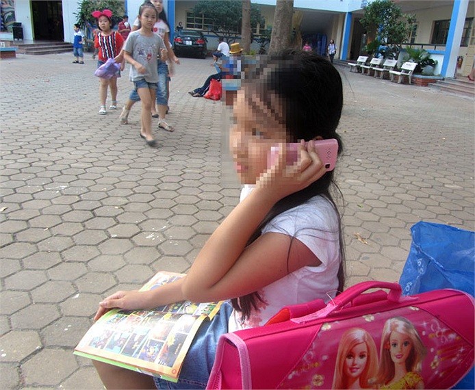 Học sinh tiểu học ngày càng sử dụng những loạt điện thoại di động đắt tiền khi tới trường - Ảnh chụp tại Trường tiểu học Đoàn Thị Điểm (Mỹ Đình, Hà Nội). >> Thầy giáo trẻ đẹp "gây sốt" cộng đồng mạng >> Chùm ảnh: Những nỗi khổ của học sinh Việt Nam (P2) >>Ngẩn ngơ trước vẻ đẹp thánh thiện của hotgirl Ngọc Hiền