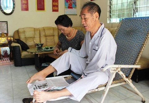 Thầy Nguyễn Ngọc Ký đọc báo cũng bằng chân.