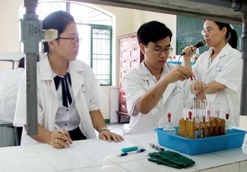 Một tiết học thực hành thí nghiệm môn Hóa học của học sinh Trường THPT Lê Quý Đôn khi thực hiện mô hình trường chất lượng cao.