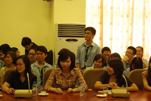 Sinh viên HV Ngoại giao hào hứng đặt câu hỏi cho Cựu Thủ tướng