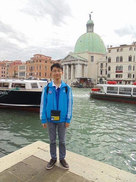 Vũ Đình Quang Đạt chụp ảnh lưu niệm tại Ý khi tham dự Olympic Tin học quốc tế năm 2012.