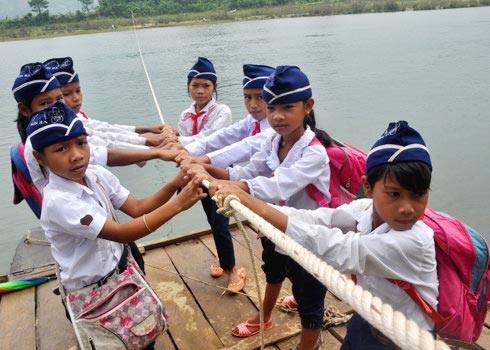 Hàng trăm học sinh ở xã Sơn Ba phải đu dây kéo bè tới trường mỗi ngày.
