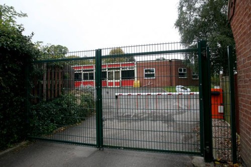 một nhóm nữ sinh ở trường tiểu học Burton Joyce, thuộc Nottinghamshire, Anh đã bị bạn bè bắt gặp khi xem phim nóng.