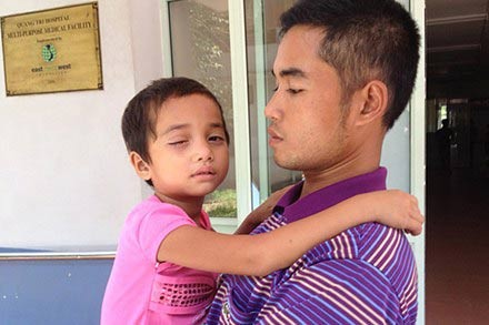 Cháu Hồ Thị Uynh cùng bố tại BVĐK tỉnh sau khi phẫu thuật mắt.